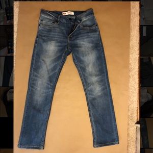 Women’s Levi’s skinny jeans.